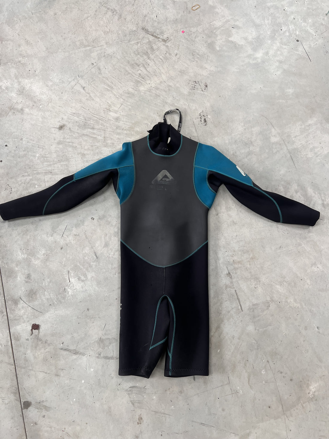 Peak Men's Medium 3mm Long Arm Short Leg Wetsuit *Has hole at base of zip - Can't be done up on your own*
