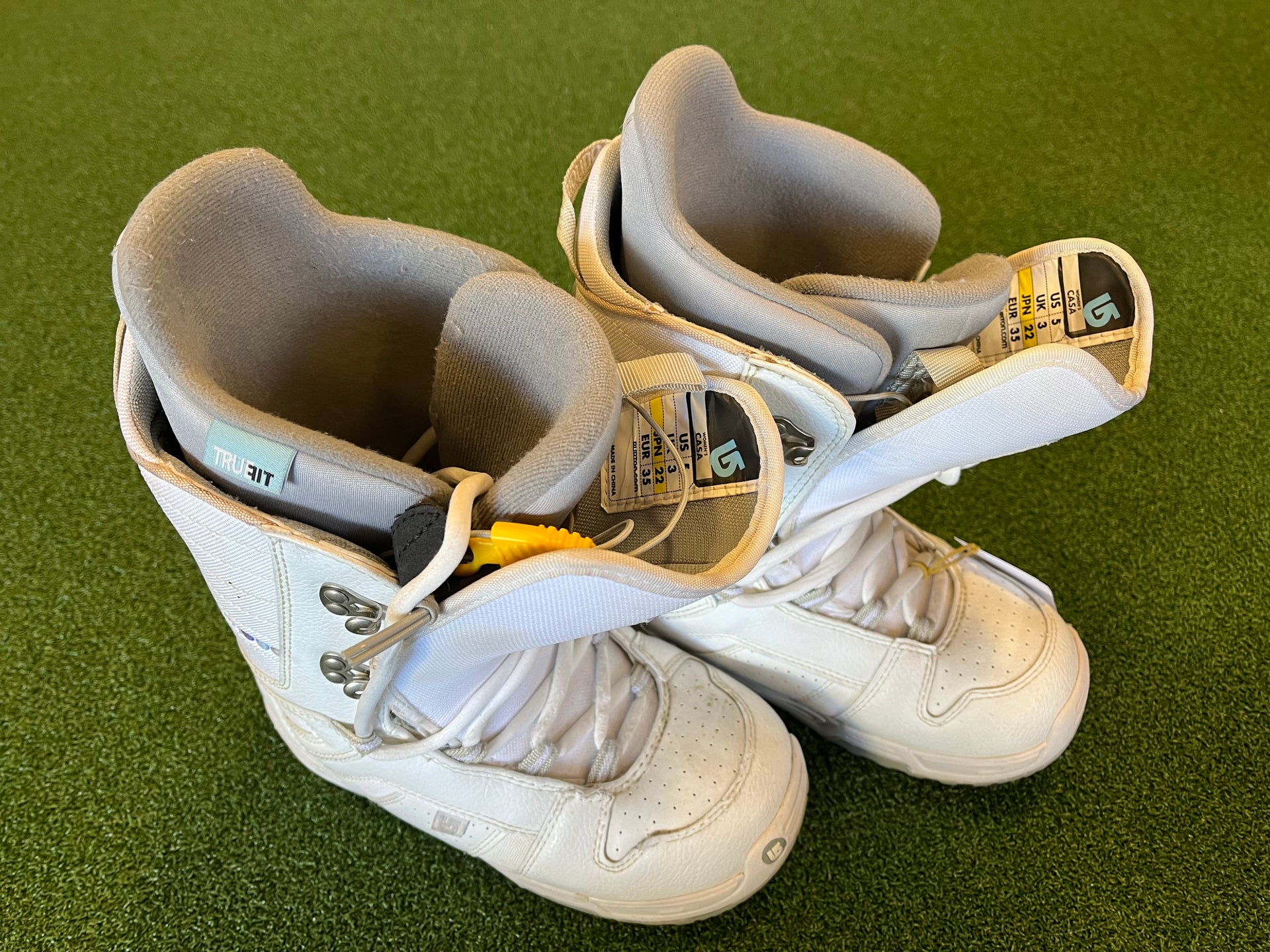 burton casa snowboard boots price Burton Casa 22cm US5 Snowboard Boots with traditional Laces