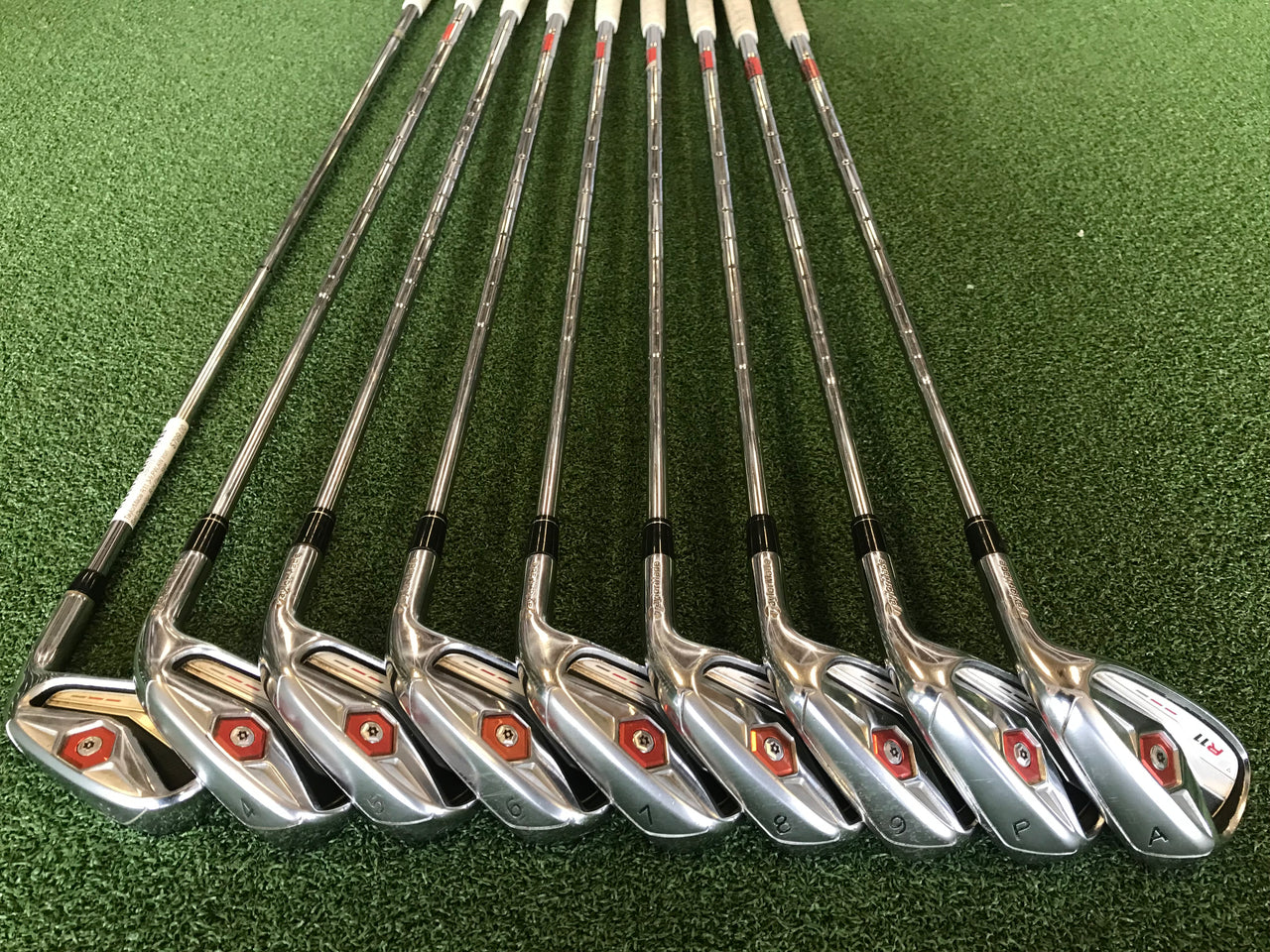 TaylorMade R11 3-9,PW,AW Iron Set