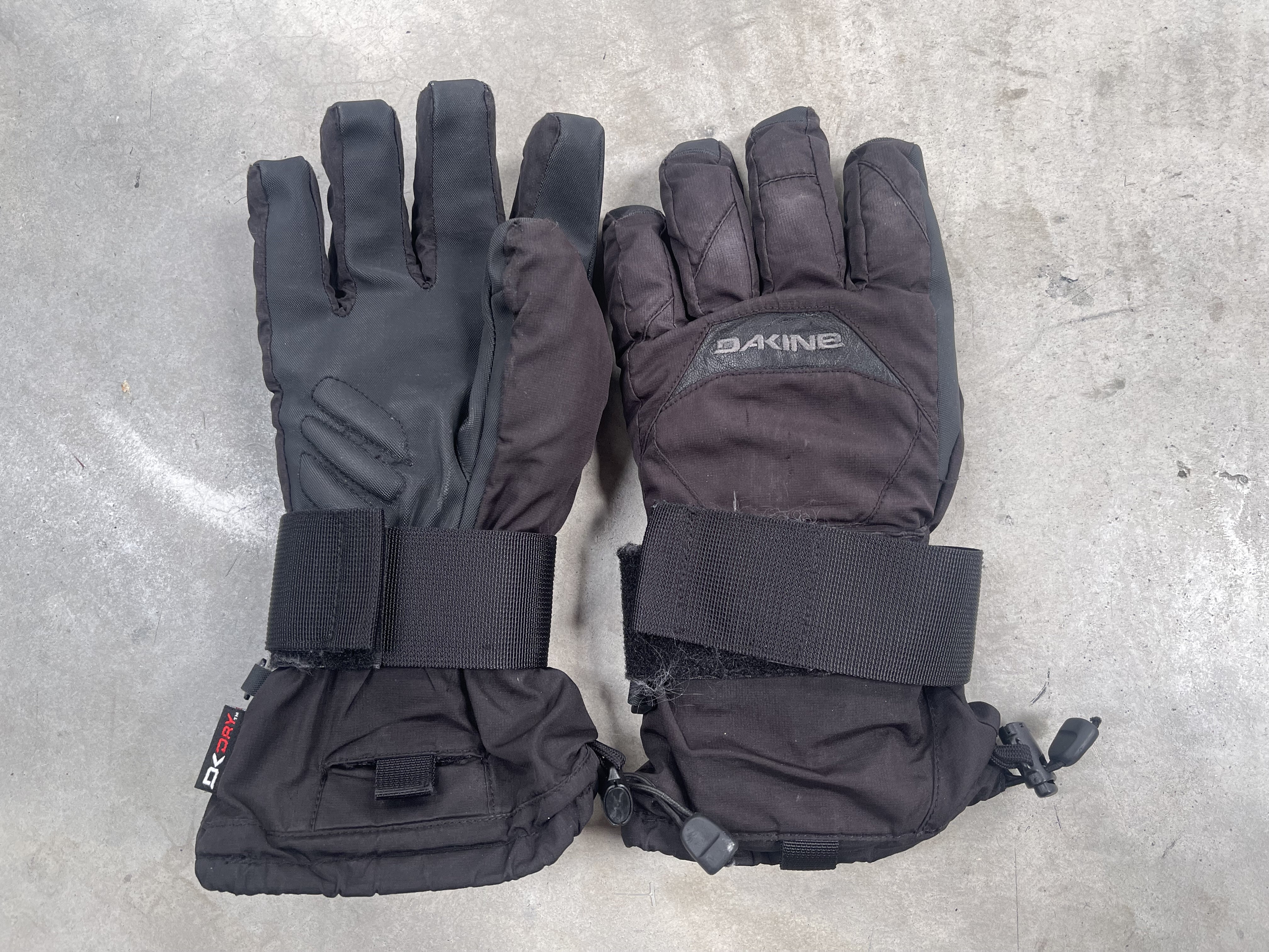 Dakine snowboard gloves with wrist guards online