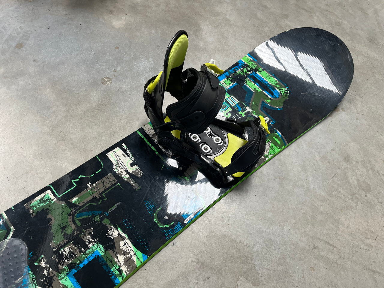 Rossignol Circuit 165cm Snowboard With Medium Bindings *Excellent Condition*