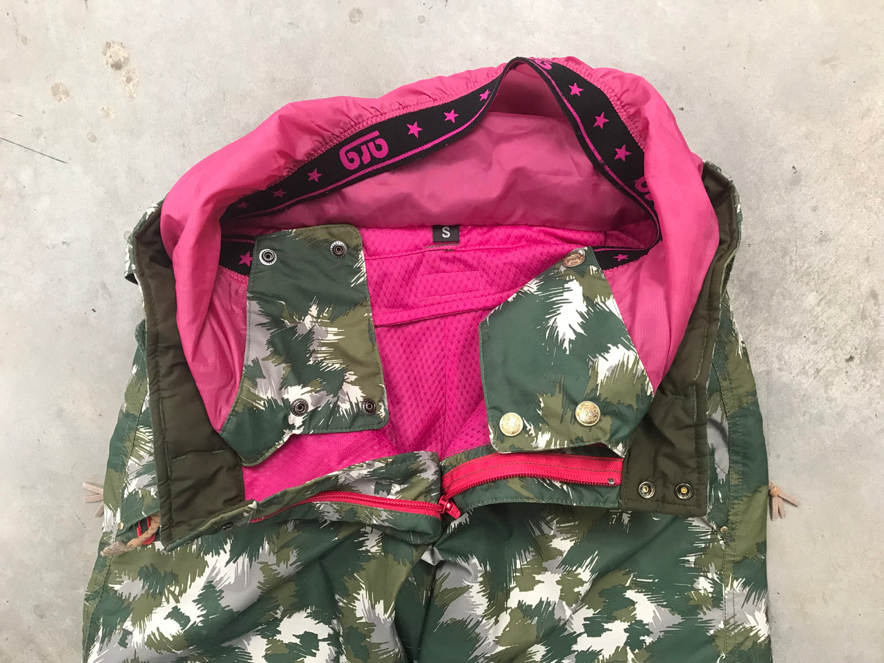 Arg Women's Green Pattern Snow Pants Size- Small Condition- 8