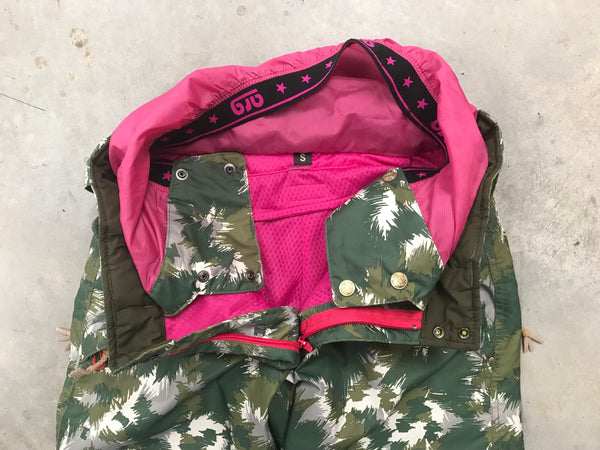 Arg Women's Green Pattern Snow Pants Size- Small Condition- 8