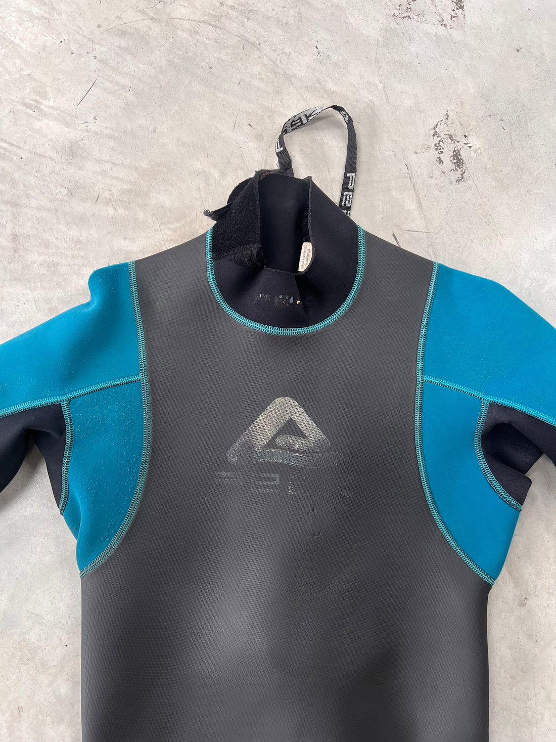 Peak Men's Medium 3mm Long Arm Short Leg Wetsuit *Has hole at base of zip - Can't be done up on your own*