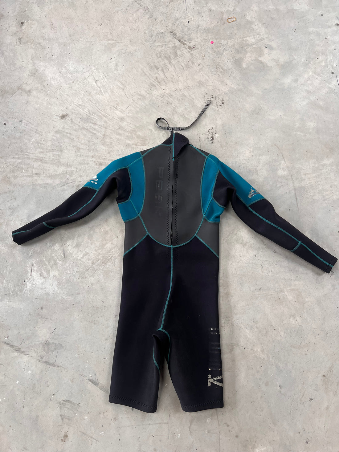 Peak Men's Medium 3mm Long Arm Short Leg Wetsuit *Has hole at base of zip - Can't be done up on your own*