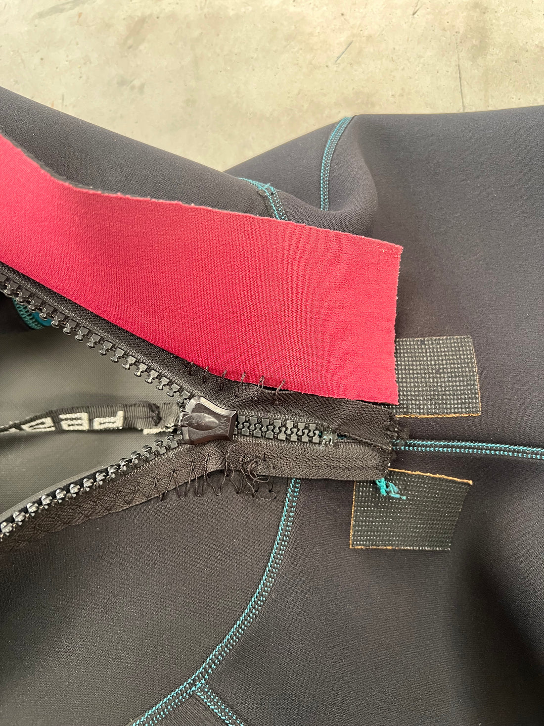 Peak Men's Medium 3mm Long Arm Short Leg Wetsuit *Has hole at base of zip - Can't be done up on your own*