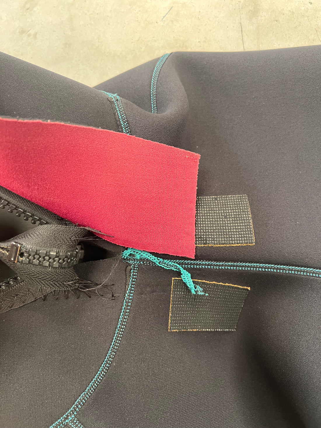 Peak Men's Medium 3mm Long Arm Short Leg Wetsuit *Has hole at base of zip - Can't be done up on your own*